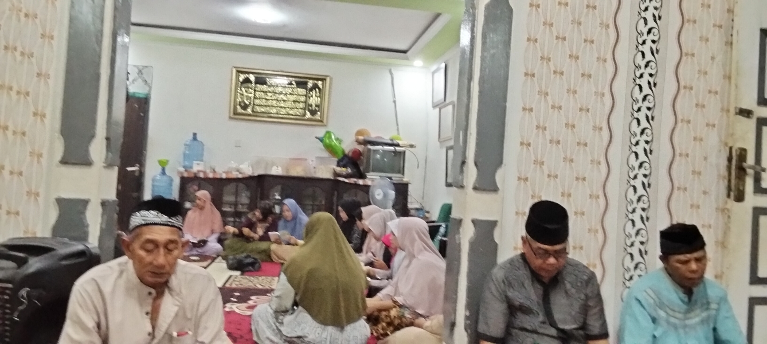 Kegiatan rutin pertemuan dan pengajian warga RT 39 Jelutung
