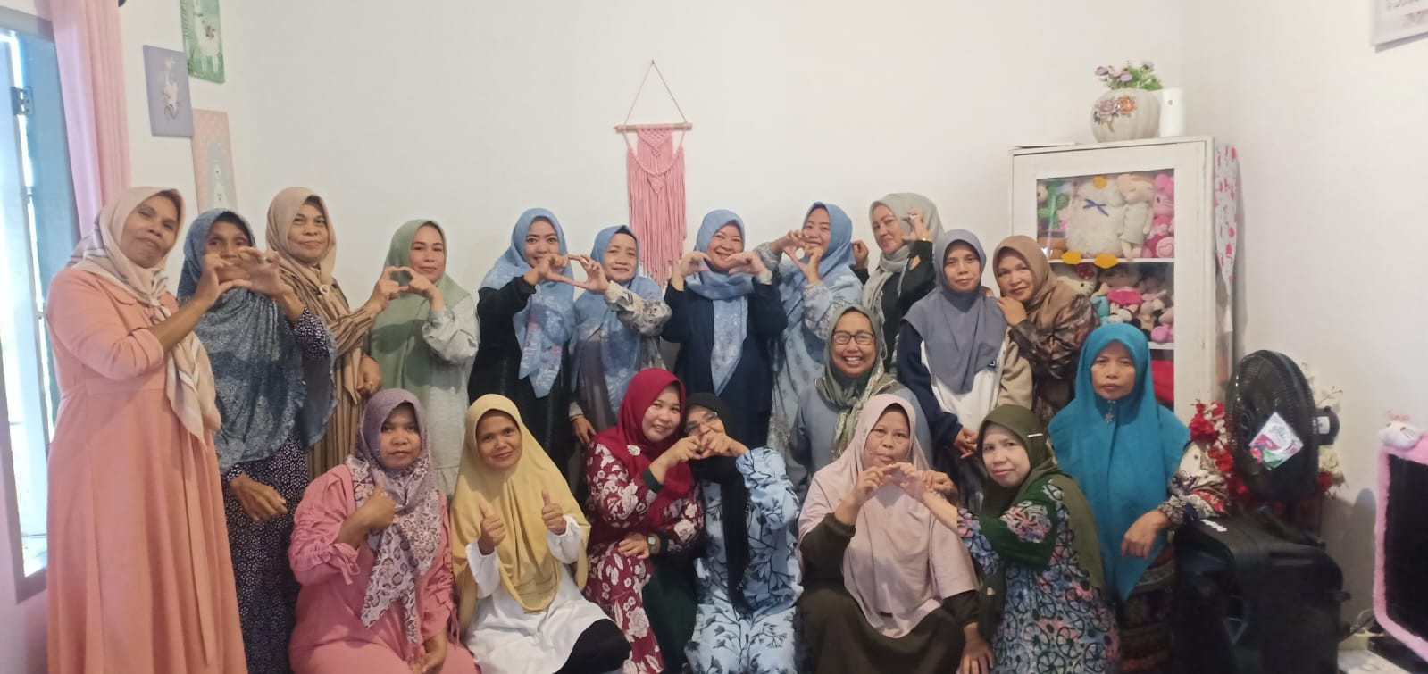 Kebersamaan dan Ketulusan Ibu-Ibu Terjalin dalam Pengajian Rutin Warga RT 39